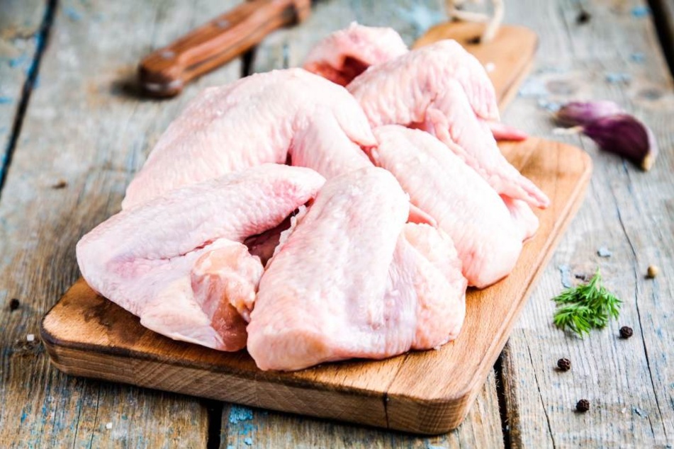 Rohes Geflügel enthält Bakterien, die sich durch das Waschen überall verteilen können.