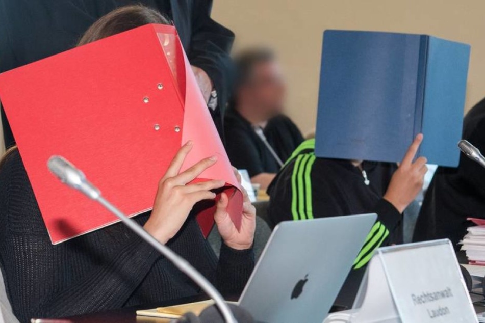 Bei Prozessbeginn zeigten sich die Angeklagten wenig reumütig und grüßten ausgelassen die Verwandten und Freunde im Zuschauerraum.