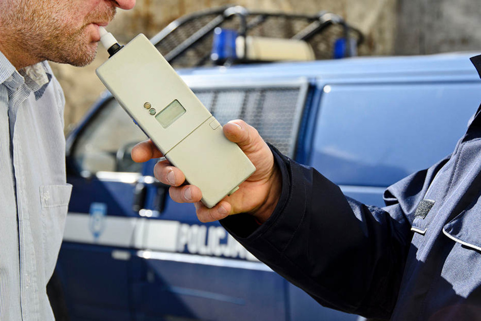 Die Polizei führte einen Atemalkoholtest bei dem Unfallfahrer durch, seinen Lappen ist er vorerst los. (Symbolbild)