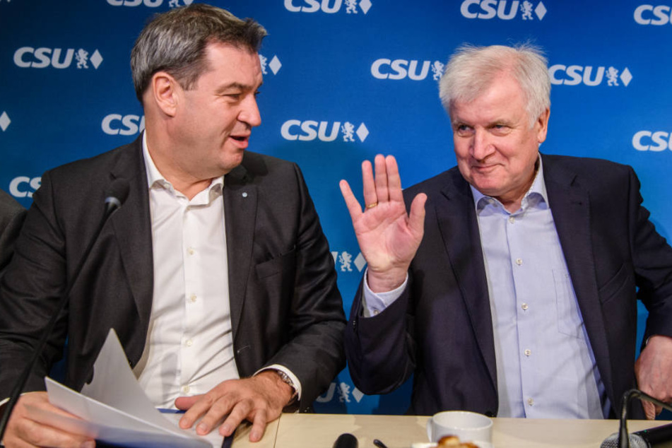 Horst Seehofer (r.) dürfte zeitnah für Markus Söder (l.) Platz machen. (Archivbild)