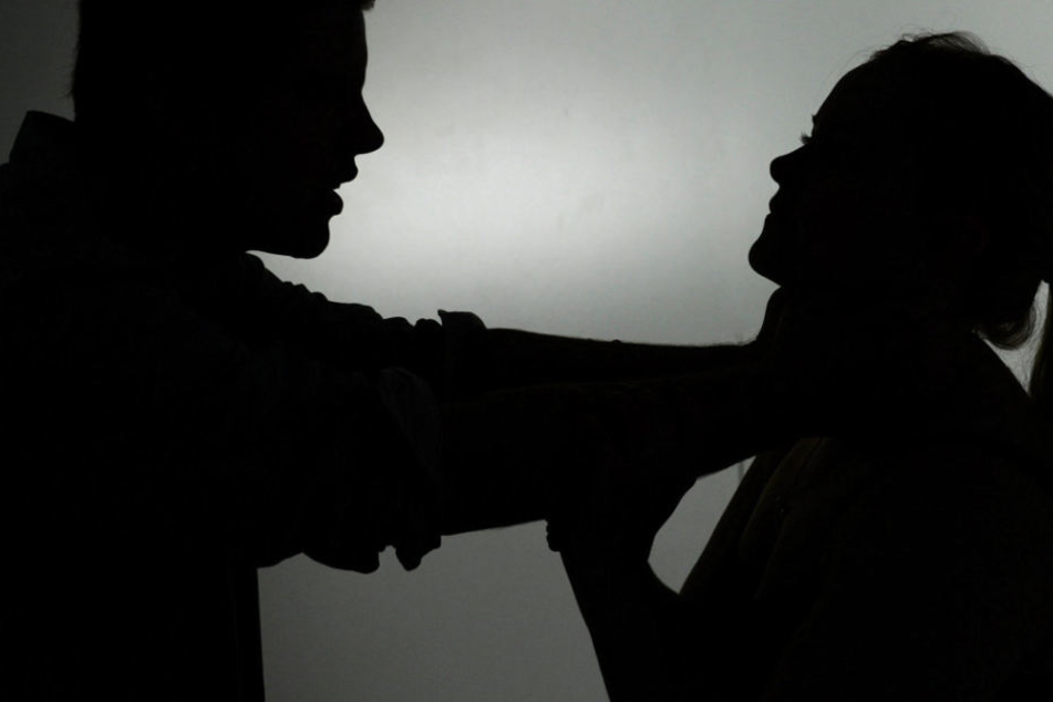 Als der 20-Jährige sich an eine weitere Frau ranmachte, erlebte er sein blaues Wunder. Sein Opfer war eine Polizistin in Zivil. (Symbolbild)