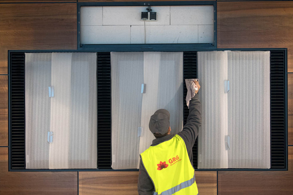 Ein Mitarbeiter putzt im BER-Hauptterminal.
