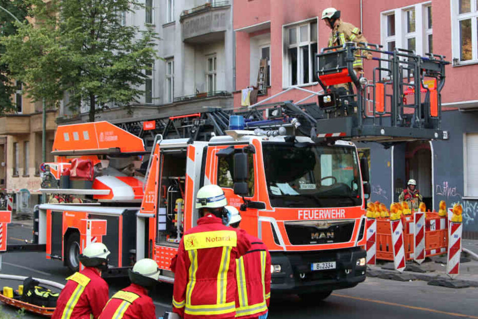 Feuerwehrkräfte in der Sonnenallee im Einsatz.