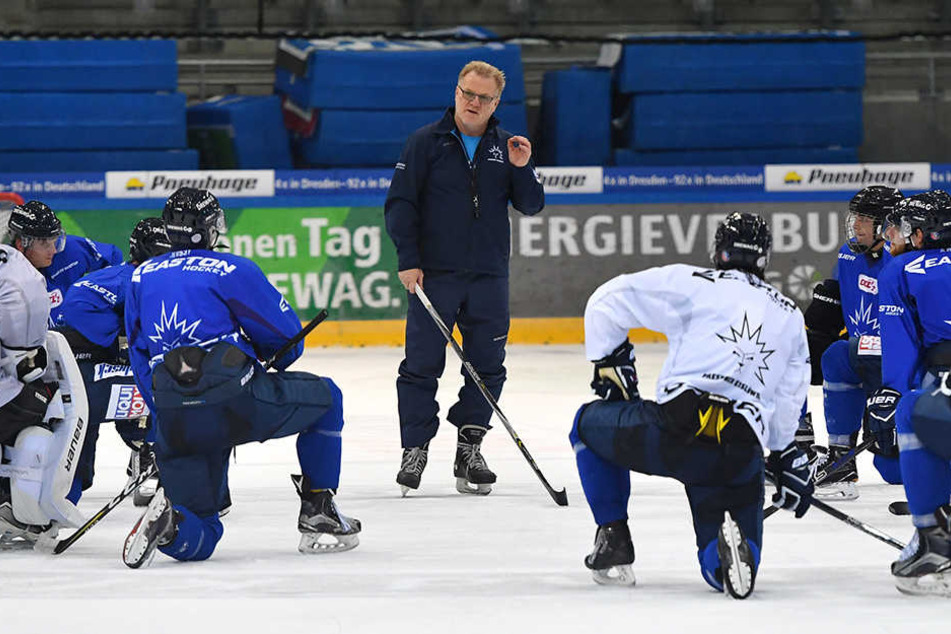 Franz Steer (58) inmitten seiner aufmerksamen Eislöwen-Schützlinge.