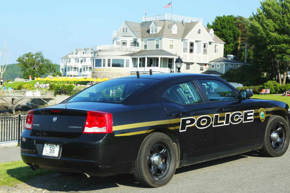 Ein Polizeiwagen steht in Maine vor einem großen Haus (Symbolbild).