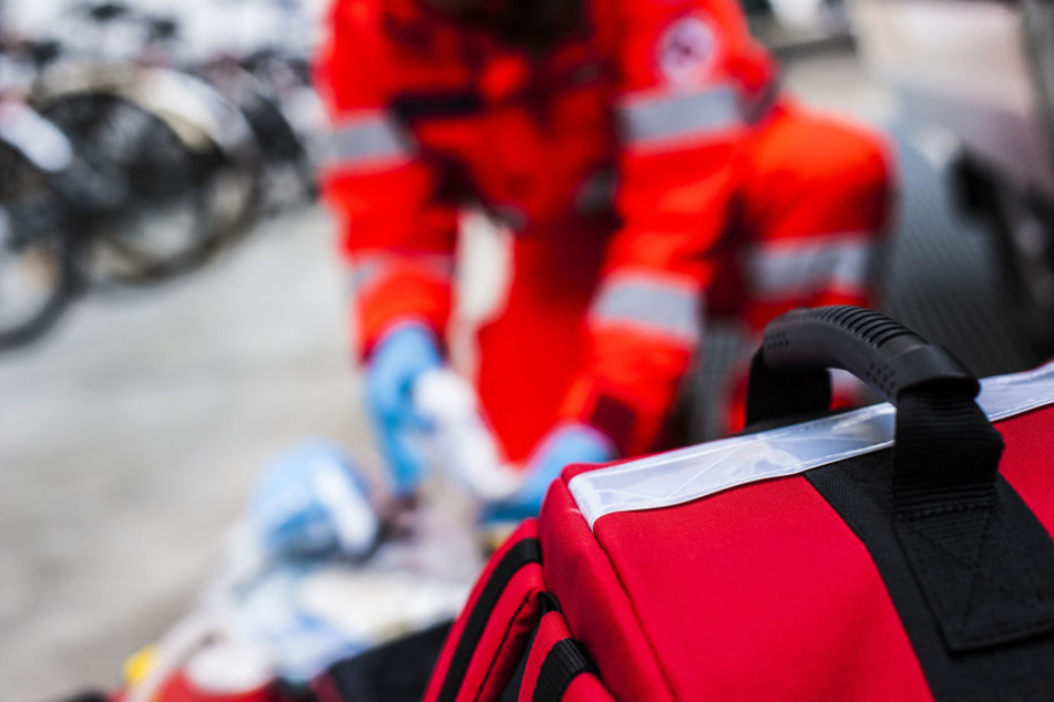 Der Mann erlitt bei dem Unfall schwere Verletzungen und musste in ein Krankenhaus gebracht werden. (Symbolbild)