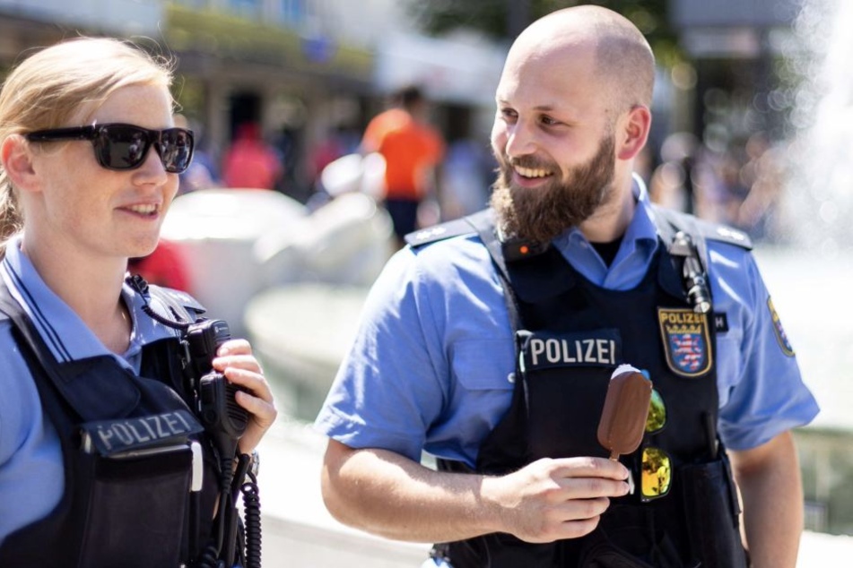 Ein Eis gegen die Hitze - sorgt auch bei der Polizei für beste Stimmung.