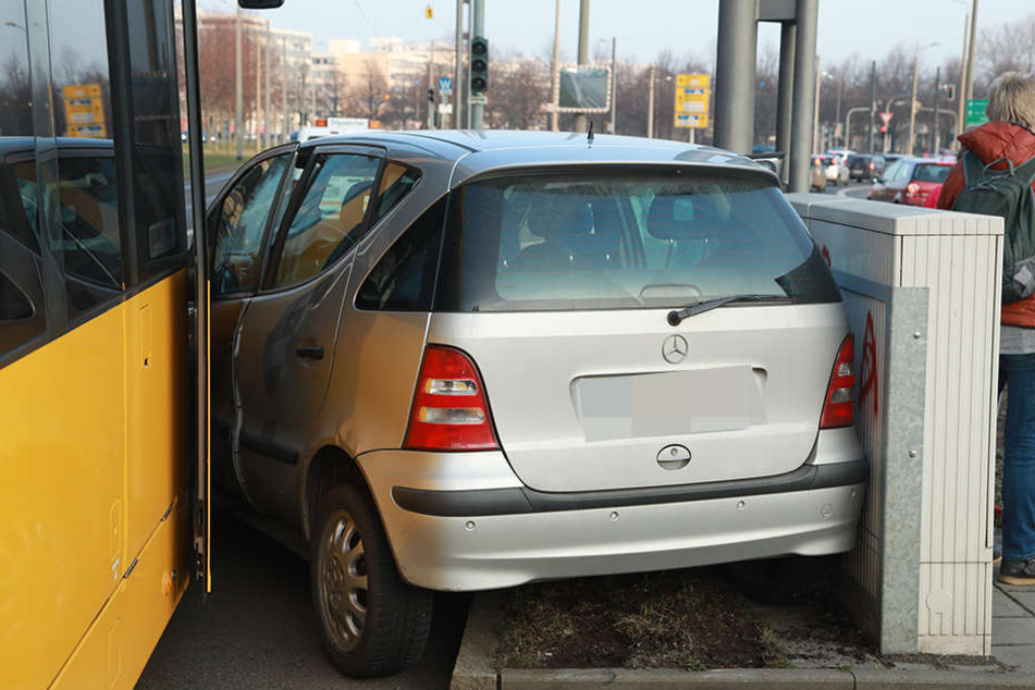 Der Mercedes wurde zwischen Straßenbahn und Stromkasten eingeklemmt.