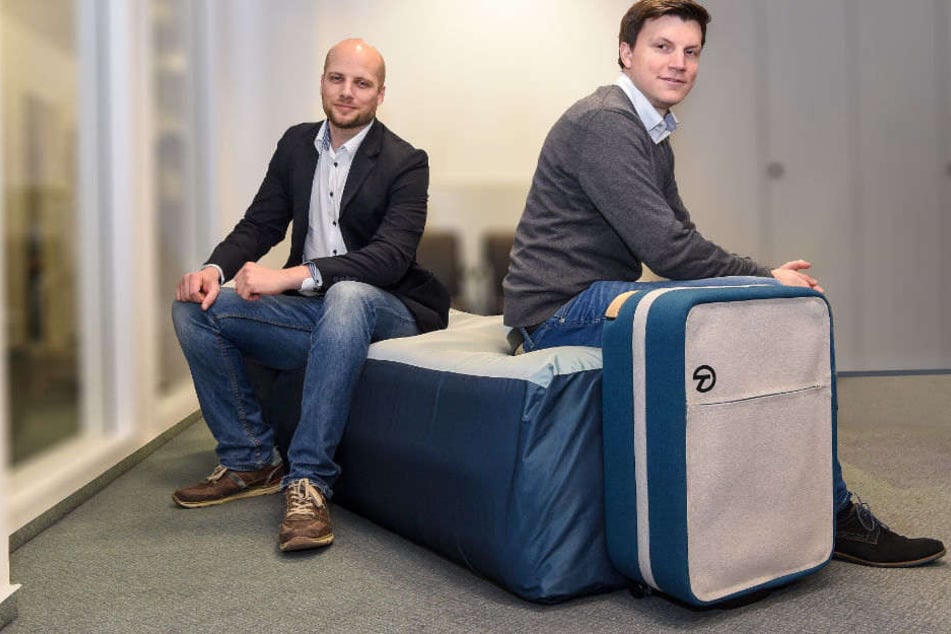 Lennart Nieder (l.) und Tobias Biermann haben den Koffer entwickelt.