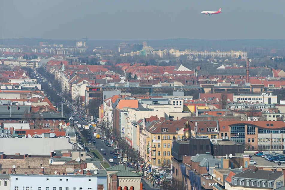Ein Flugzeug der Fluggesellschaft Air Berlin im Landeanflug auf den Flughafen Tegel über den Dächern von Berlin zu sehen.