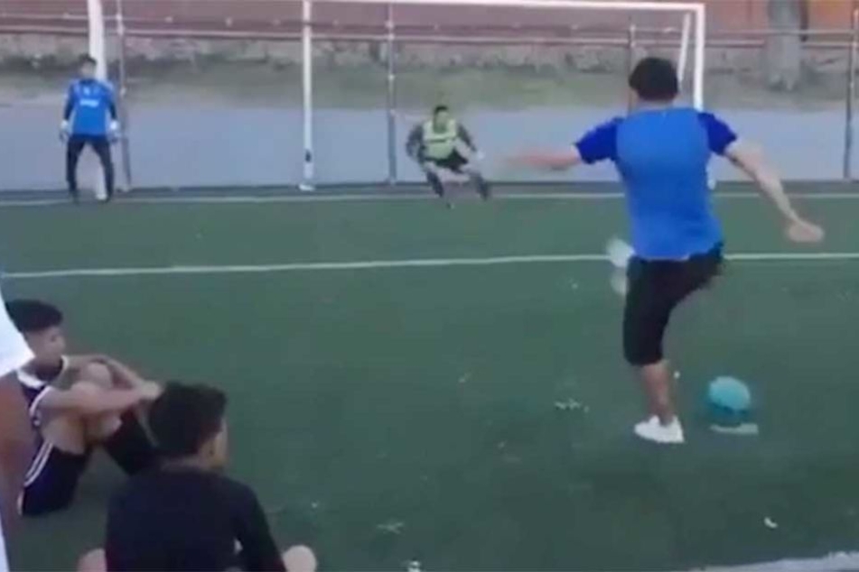 Der Schütze tritt am Ball vorbei, doch kurz darauf zeigt sich, dass dies Teil eines genialen Tricks ist.