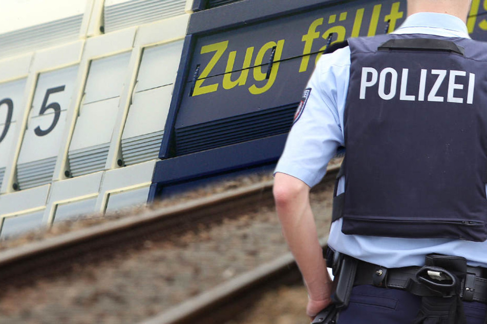 Der Streckenabschnitt wurde von der Polizei für den kompletten Bahnverkehr gesperrt (Symbolbild).