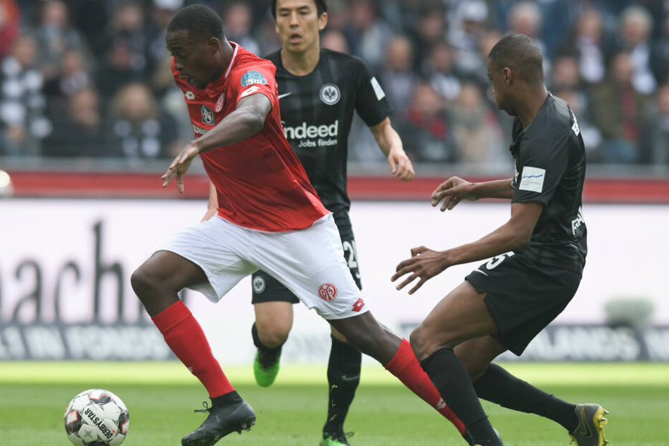 Der Mainzer Jean-Philippe Mateta (Li.) legte das 0:2 durch Anthony Ujah vor. Hier enteilt er Makoto Hasebe (Mi.) und Gelson Fernandes.