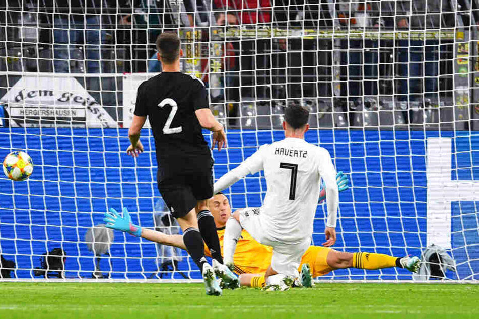 Kai Havertz (M.) trifft zum 2:0 für Deutschland.