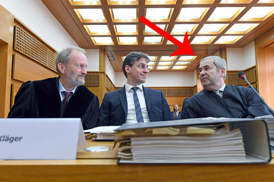 Der Vertreter des Bürgerbegehrens gegen Stuttgart 21, Bernhard Ludwig (Mitte) sitzt am 14.06.2016 neben den Rechtsanwälten Eisenhart von Loeper (links) und Hans-Georg Kluge im Saal des Bundesverwaltungsgerichts in Leipzig und wartet auf den Verhandlungsbe