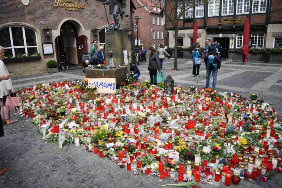 Nach der Amok-Fahrt legten zahlreiche Menschen Blumen nieder und zündeten Kerzen im Gedenken an die Opfer an.