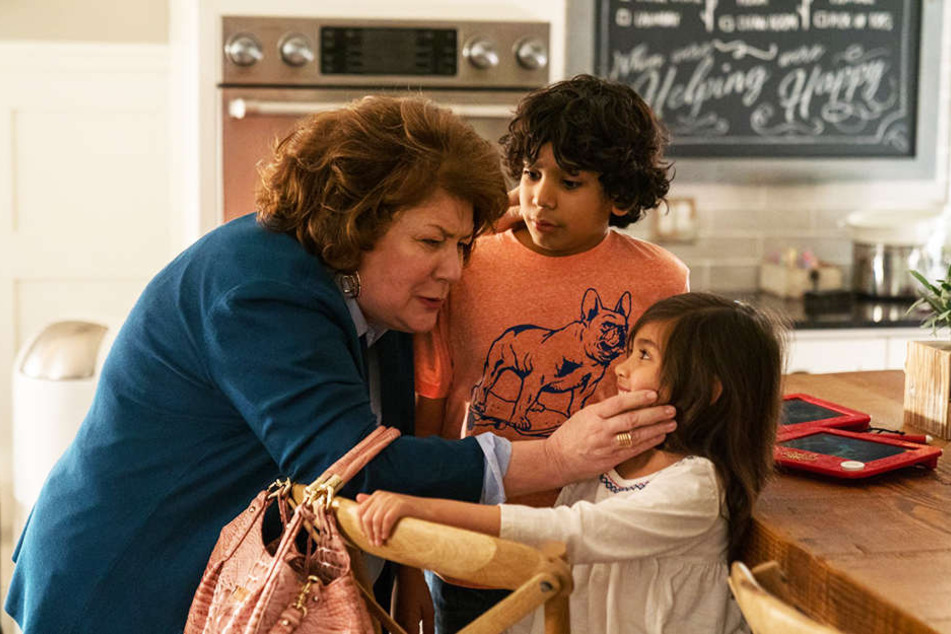 Die herzliche Oma Sandy (Margo Martindale) nimmt Juan (Gustavo Quiroz) und Lita (Julianna Gamiz) sofort in die Familie auf.