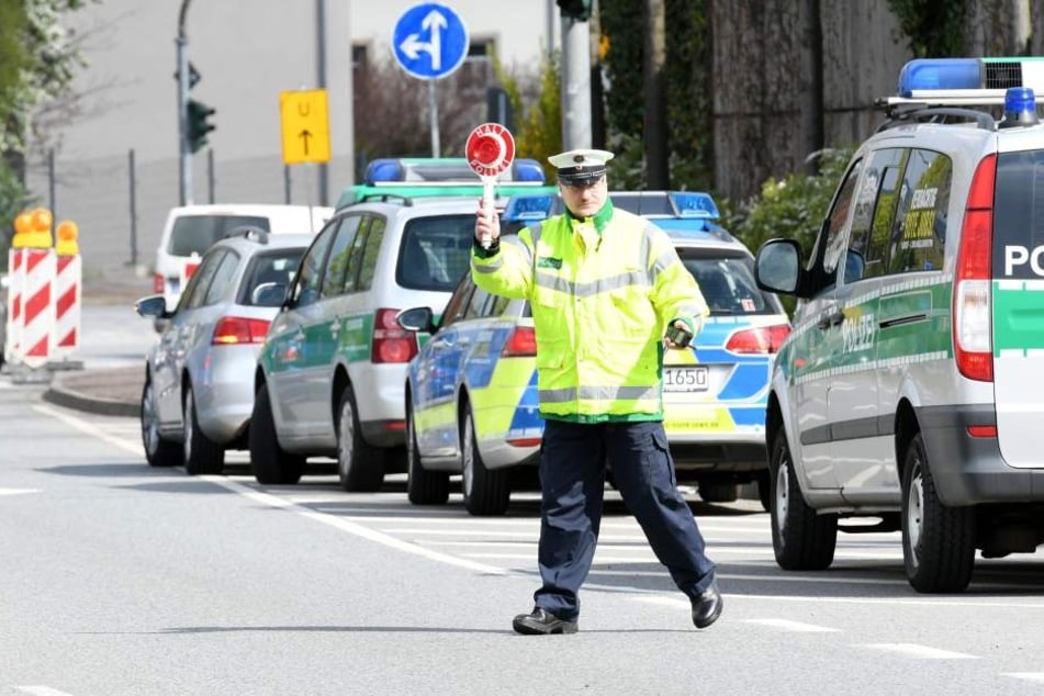 In Dresden hob Polizeihauptmeister Gert Zimmermann (49) auf der Jagd nach
Temposündern die Kelle.