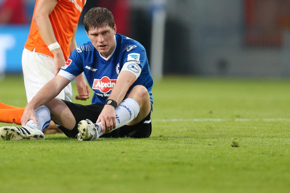 Fabian Klos konnte nicht fassen, was gerade in der SchücoArena passiert war.
