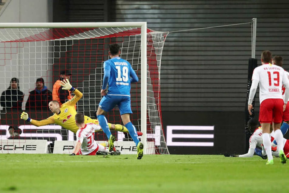 Die Hoffenheimer Führung: Joelintons Schuss konnte von Péter Gulácsi gehalten werden, am linken Pfosten stand Andrej Kramaric aber richtig und schob ein.