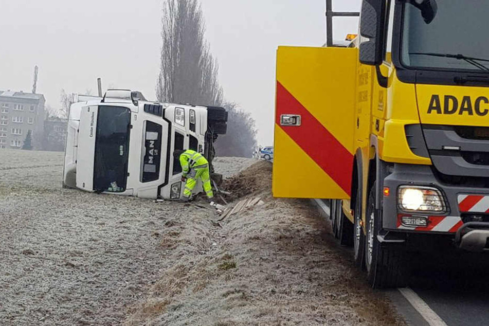 Der Lkw kippte auf ein Feld.