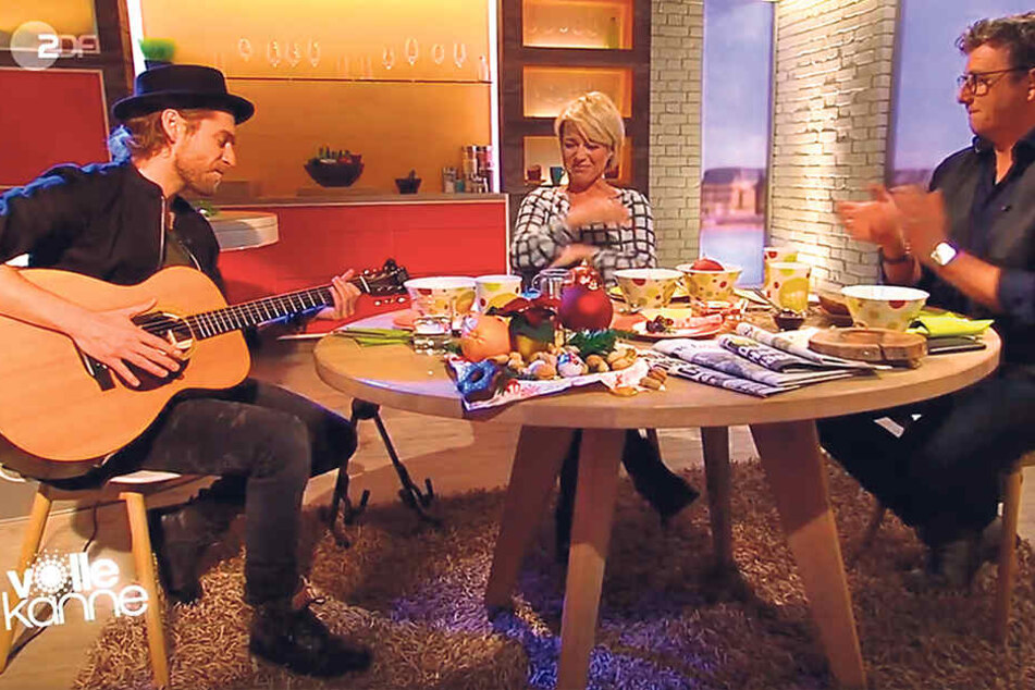 Andrea Ballschuh (44) kann die
Tränen in ihrer letzten „Volle Kanne“-Sendung mit Schauspieler Hans Sigl (47, r.
) und Sänger Johannes Oerding (34) nicht zurückhalten.