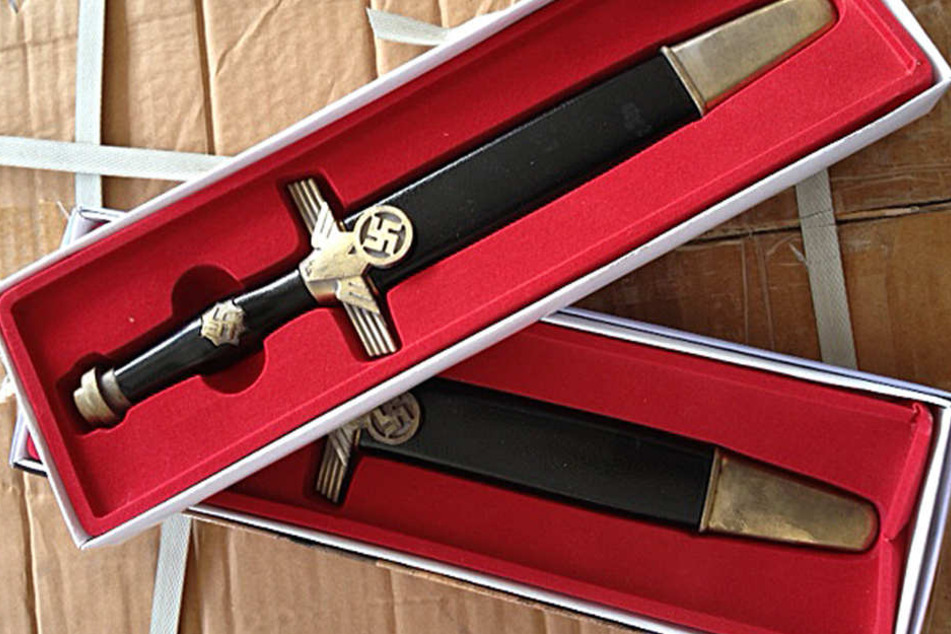 Mit einer Tasche voller Nazi-Devotionalen im Auto wurde der Dresdner Rentner vom BGS erwischt. (Symbolbild)