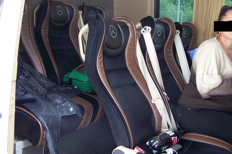 Sogar die Sitze in dem Kleinbus sehen aus wie die in zugelassenen Linienbussen.