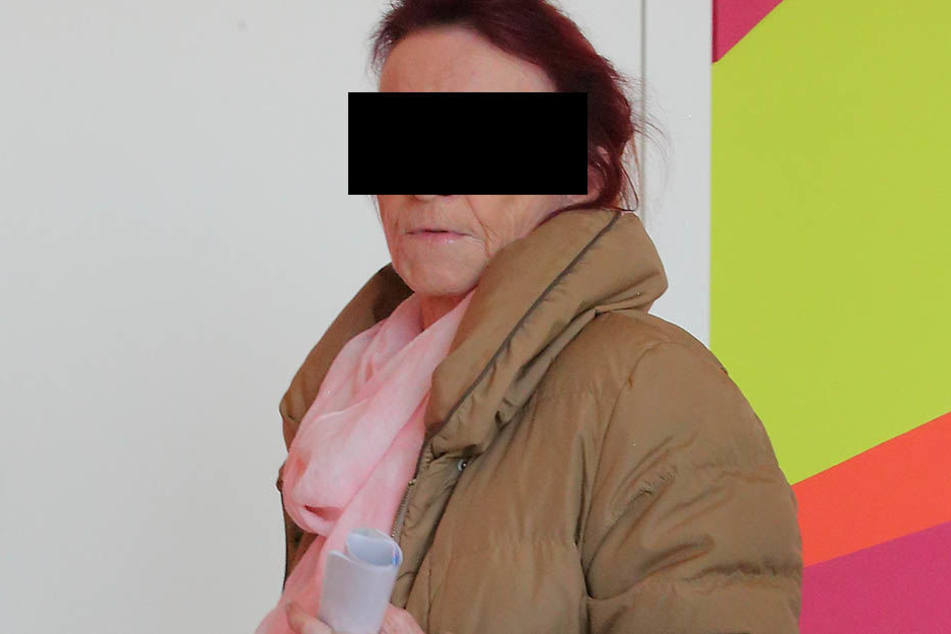 Margit H. (70) stellte einen Nazi-Ostergruß auf Facebook und musste am Mittwoch vor den Amtsrichter.