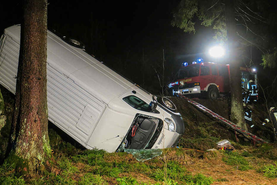 Der Transporter rutschte eine steile Böschung hinab.