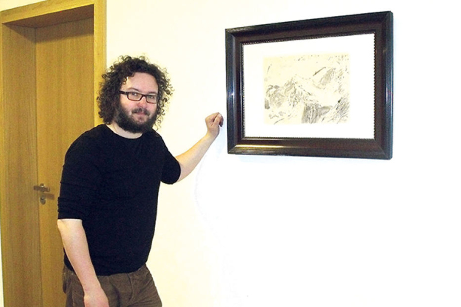 Der Künstler Robert Schmiedel (45) mit dem Bild „Chummehorn“ im Gericht, von
dessen Wand das Werk verschwand.