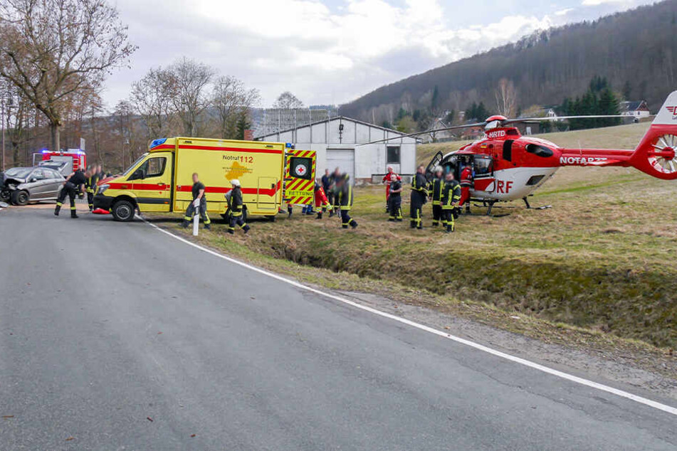 Die Verletzten wurden ins Krankenhaus gebracht, auch ein Rettungshubschrauber war im Einsatz.