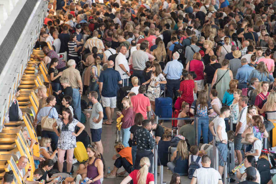 Gestrandete Passagiere auf dem Flughafen. (Symbolbild)