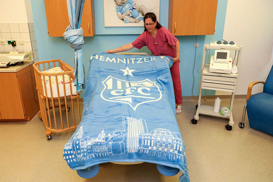 Kerstin Ruitz, leitende Hebamme, bereitet den neuen Kreißsaal im Design des Chemnitzer FC im Klinikum Chemnitz vor.
