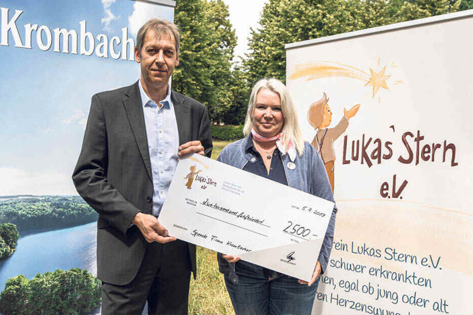 Geld zum Wünsche-Erfüllen: Michael Lange (49) von Krombacher überreichte dem Lukas Stern e.V. 2 500 Euro. Vereinsmitarbeiterin Daniela Lieberwirth (44) und ihr Team freuen sich über jeden Euro.