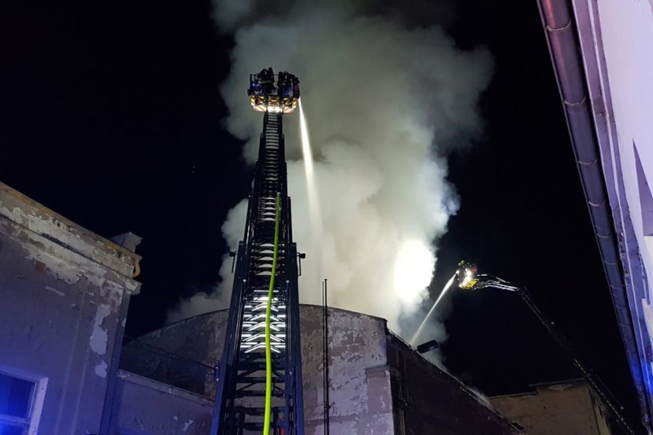 Warum das Feuer ausgebrochen ist, ist noch unklar.