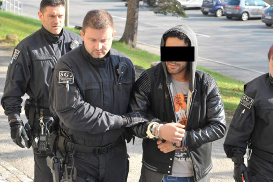 Fahri A. (24) auf dem Weg ins Gericht.