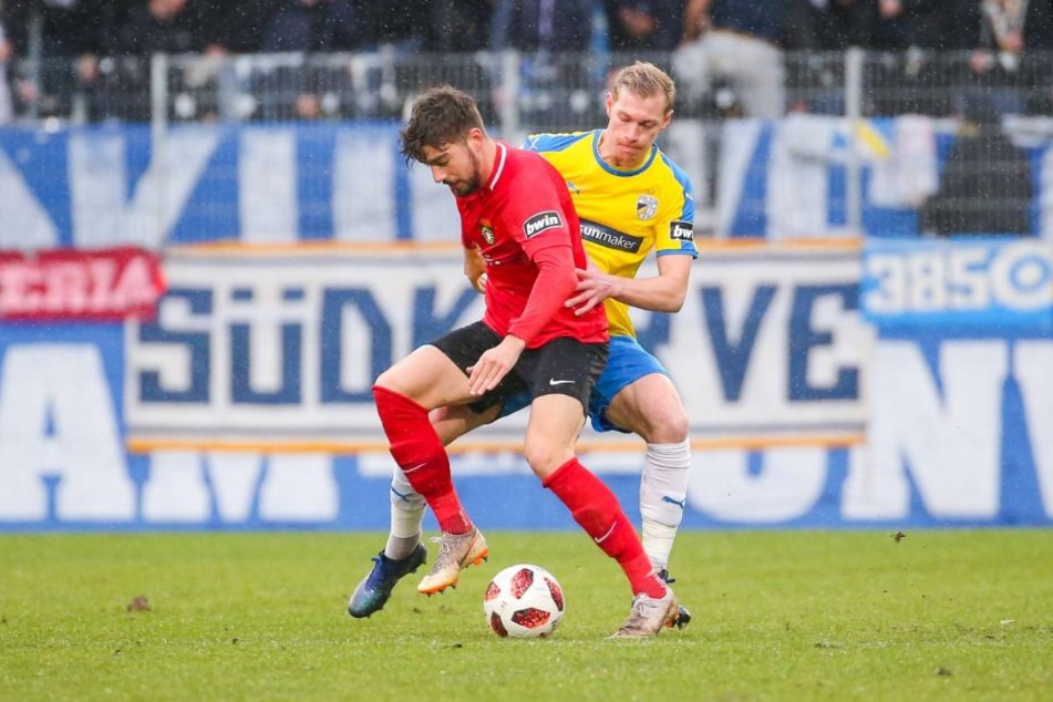 Dominik Pelivan (links) im Zweikampf mit Jenas Sören Eismann. Am Ende trennte sich beide Teams ohne Tore.