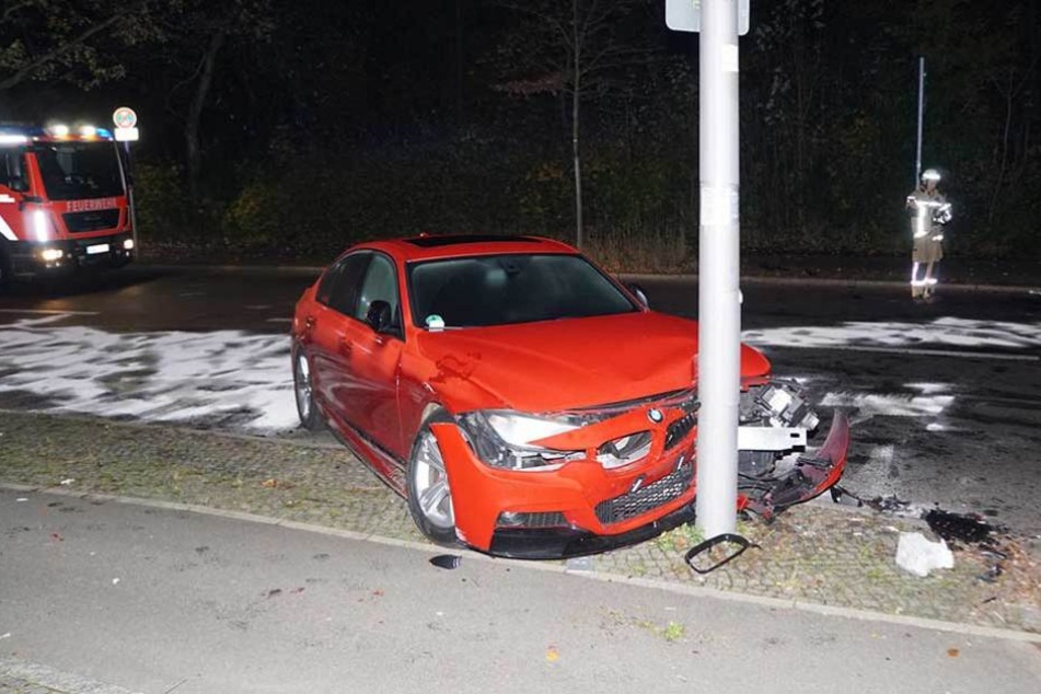 Der rote BMW wurde durch den Aufprall an einen Mast geschleudert und schwer beschädigt.
