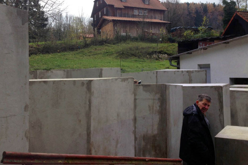 Auf dem Nachbargrundstück wurden die 24 Betonblöcke errichtet.