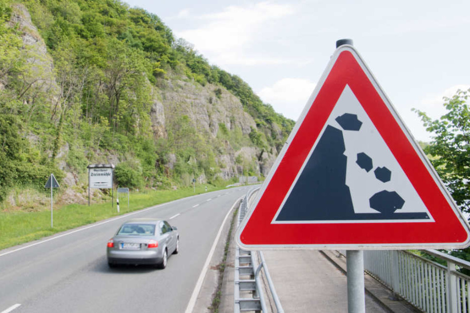 Dicke Feldbrocken könnten von diesem Steilhang auf die B83 stürzen.