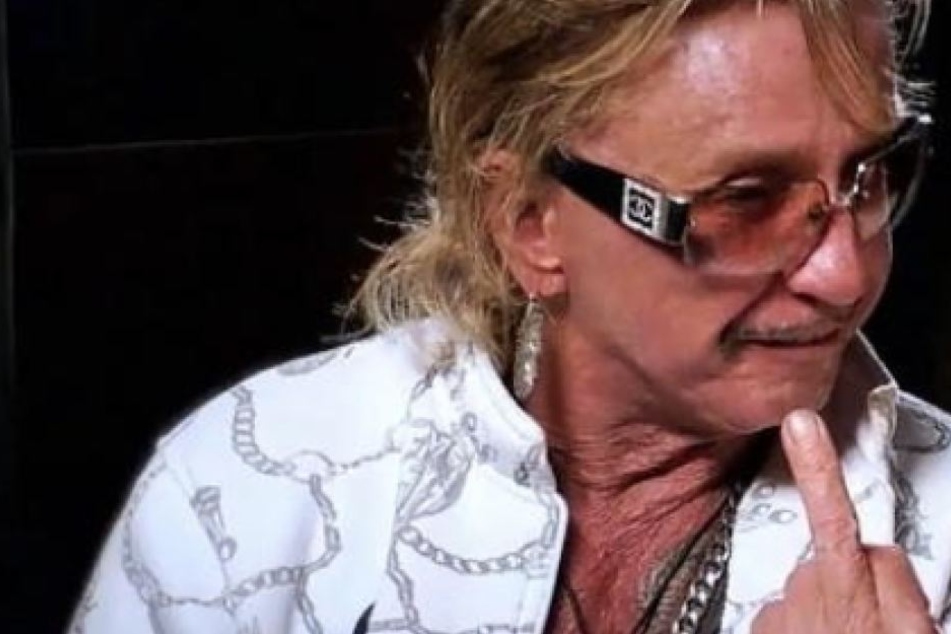 Bert Wollersheim packt den Mittelfinger aus.