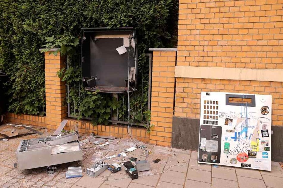 Am Mittwochabend wurde dieser Automat in der Bünaustraße gesprengt.