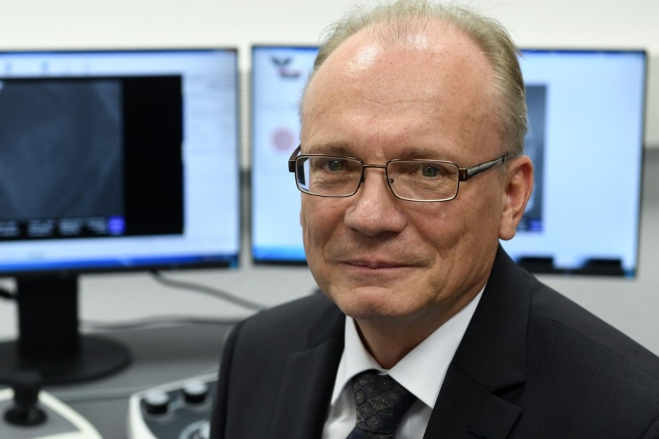 Peter Hartmann leitet das Fraunhofer-Anwendungszentrum für optische
Messtechnik und Oberflächentechnologie (AZOM).