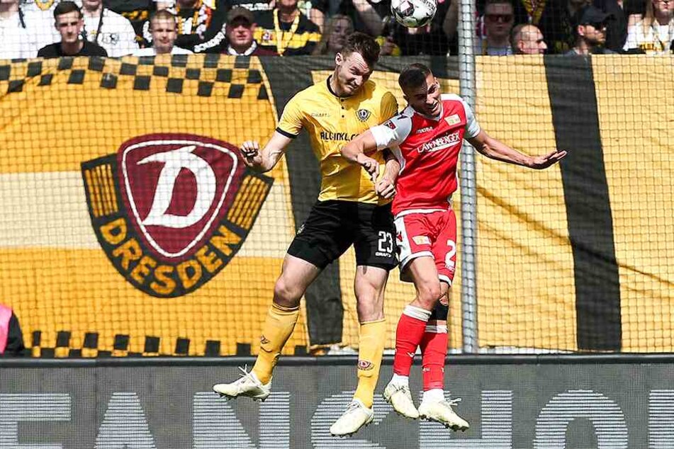 In der Luft räumte Florian Ballas (l.) sämtliche Bälle ab. Der zehn Zentimeter kleinere Unioner Grischa Prömel hatte gegen den Dynamo-Hünen keine Chance.
