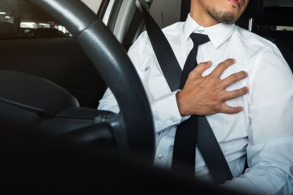 Der Mann erlitt beim Autofahren einen Herzinfarkt.