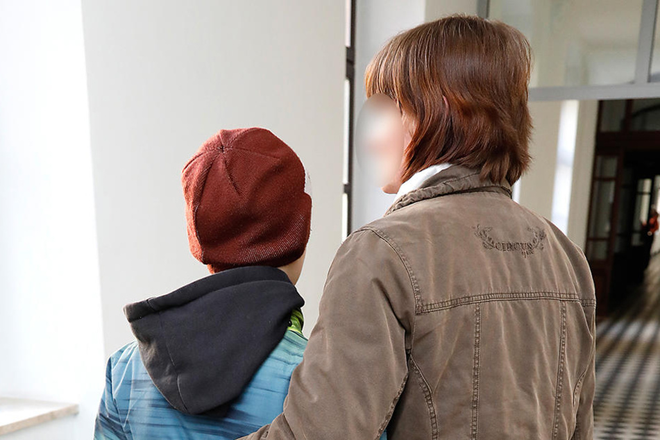 Daniela L. (33) hält ihren Sohn Thomas (11) im Arm. Sie hofft, dass er die
schlimmen Stunden bald vergessen hat.