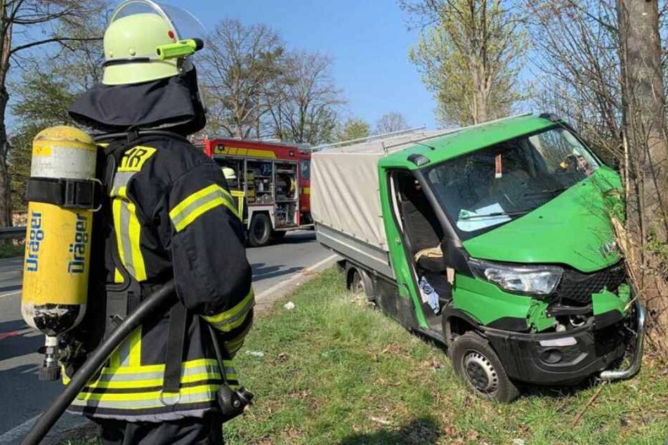 Die Feuerwehr musste den schwer verletzten Fahrer aus dem Wrack befreien.