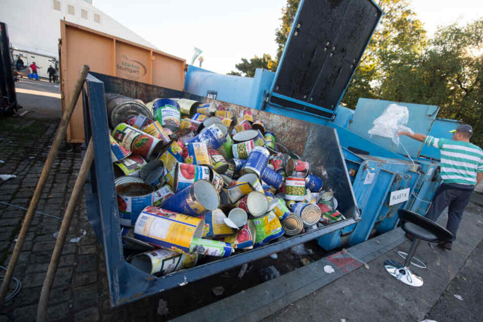 Vier bis fünf Tonnen Müll fallen täglich auf dem wasen an. Die landen dann etwa hier auf dem Recycling-Hof des Volksfests.