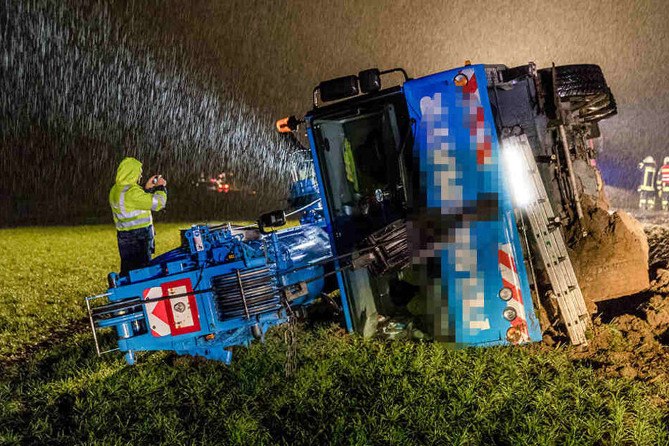 Der Kran kippte auf der S168 im aufgeweichten Boden im Seitenstreifen um.